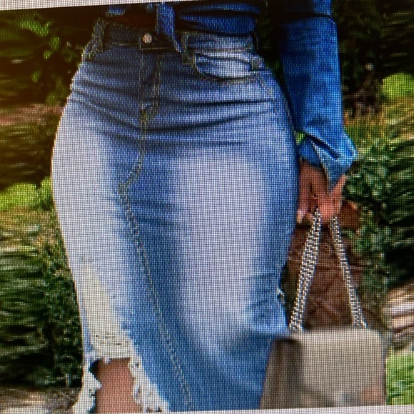 Denim skirt with acid wash blue color with stretch - Picture 1 of 4